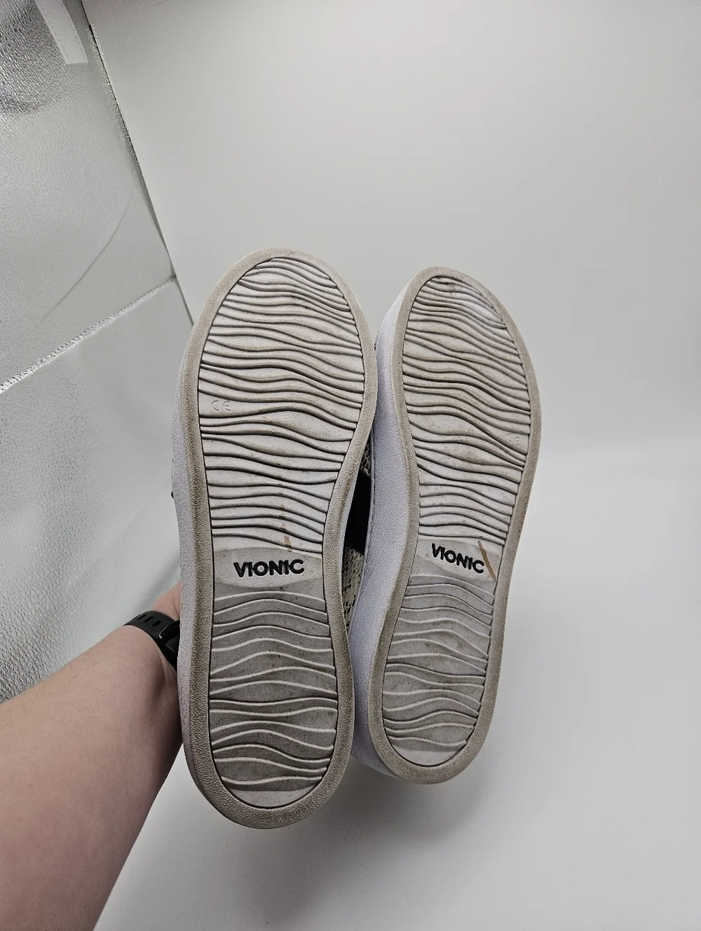 Vionic Demetra slip on sneakers cream and black snake print size 10